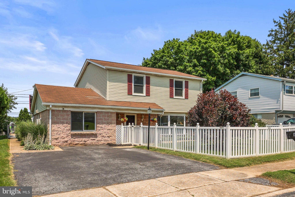 Photo of 975 Marbrook Lane, YORK, PA 17404 (MLS # PAYK2107638)