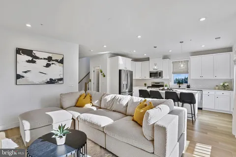 42662 Darala Drive, Ashburn, VA MLS: VALO2109134