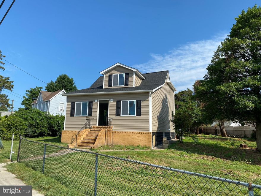 STUNNING BRAND NEW RENOVATION IN SOUGHT AFTER LOCATION. OVER 1,100+ SQUARE FEET WITH TONS OF NATURAL LIGHT. ENJOY CUSTOM CABINETRY, IMPORTED TILE, UPGRADED TRIM AND PAINT PACKAGE, GORGEOUS COUNTERTOPS, SS APPLIANCES IN DESIGNER CHEF'S KITCHEN. OVERSIZED FAMILY ROOM WITH GIGANTIC DINING SPACE - GREAT FOR ENTERTAINING. SPACIOUS 4 BEDROOMS WITH 2.5 BATHROOMS. LARGE OUTDOOR SPACE. OVERSIZED DRIVEWAY. CLOSE PROXIMITY TO LOCAL DINING, RETAIL SHOPPING, AND ALL MAJOR HIGHWAYS. SCHEDULE A PRIVATE TOUR TODAY!