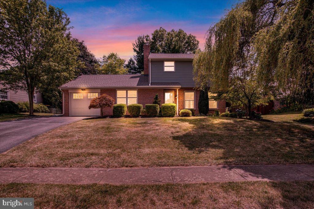 Photo of 410 Chelsea Drive, Lancaster, PA 17601 (MLS # PALA2053120)