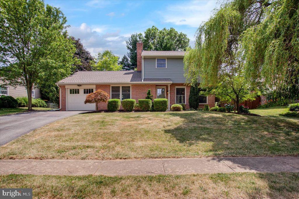 Photo of 410 Chelsea Drive, Lancaster, PA 17601 (MLS # PALA2053120)