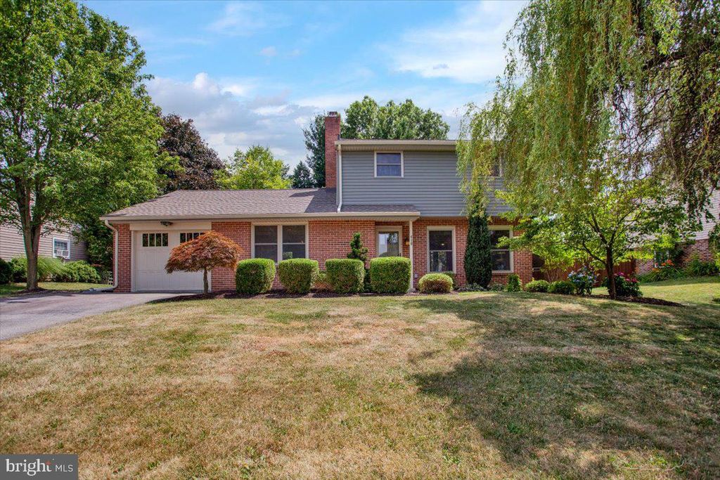 Photo of 410 Chelsea Drive, Lancaster, PA 17601 (MLS # PALA2053120)