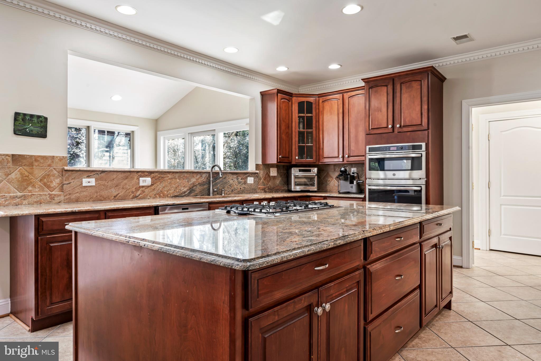 OAKTON  WOODS - Residential