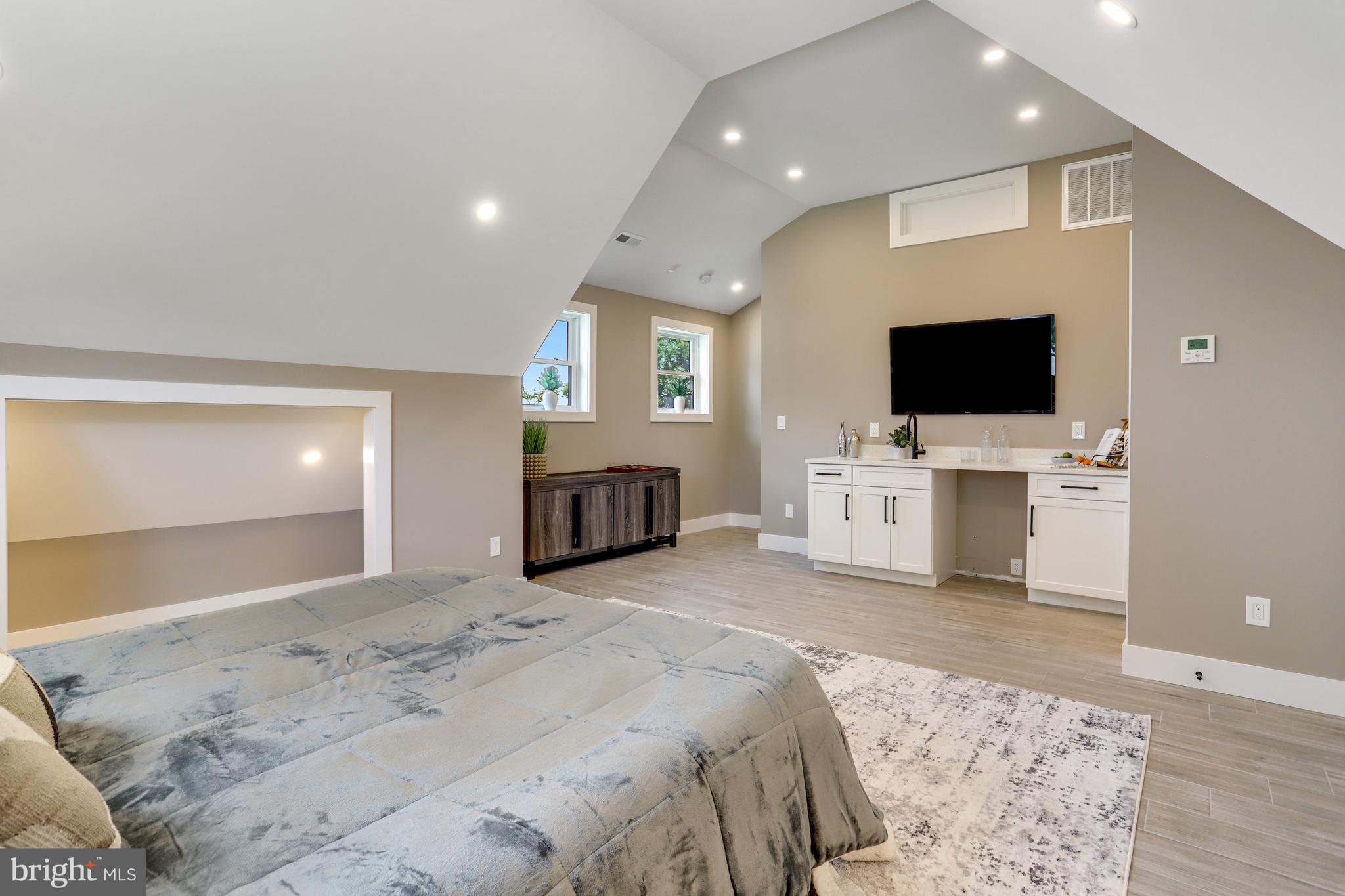 MADISON MANOR - Residential