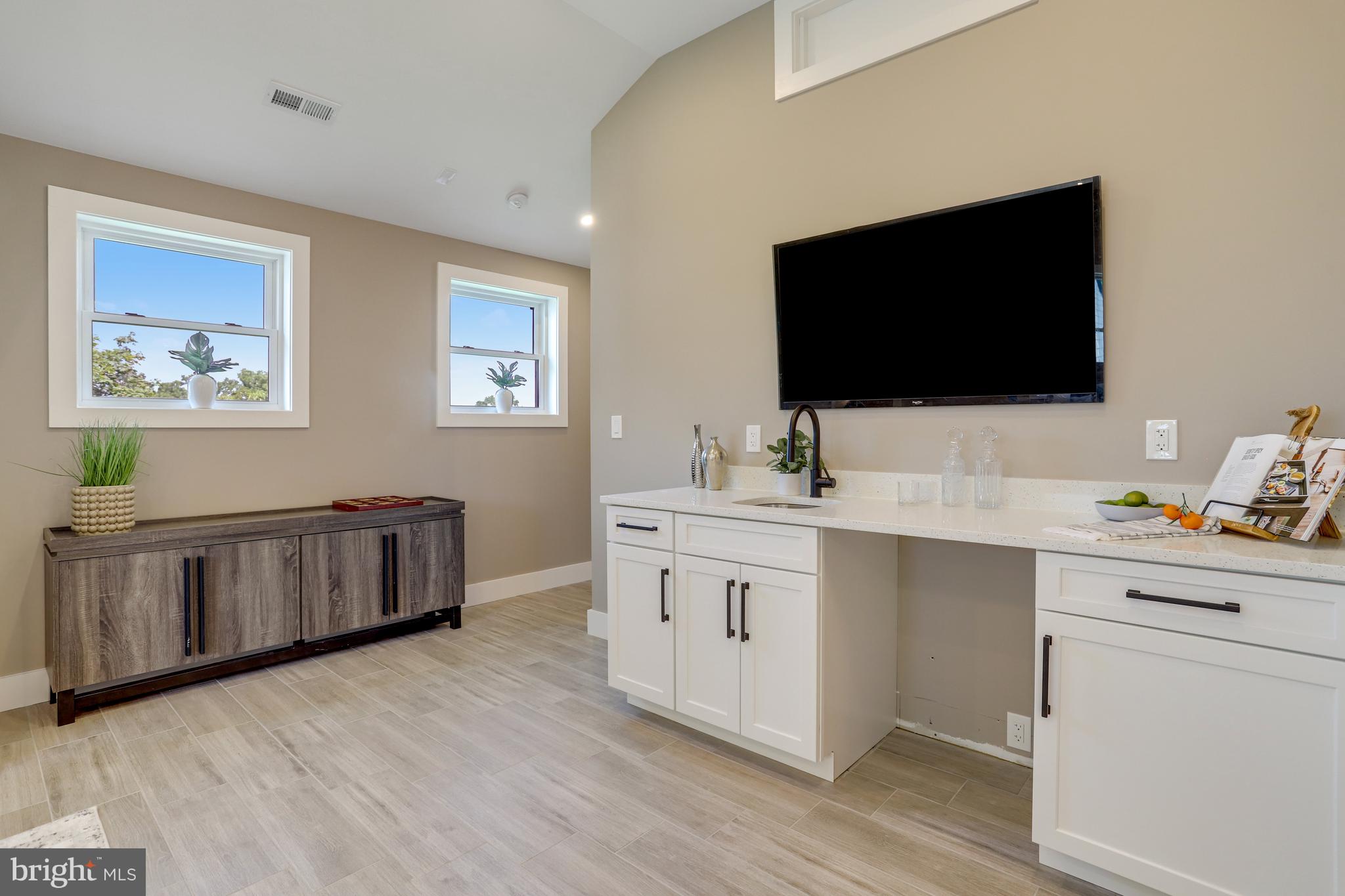 MADISON MANOR - Residential