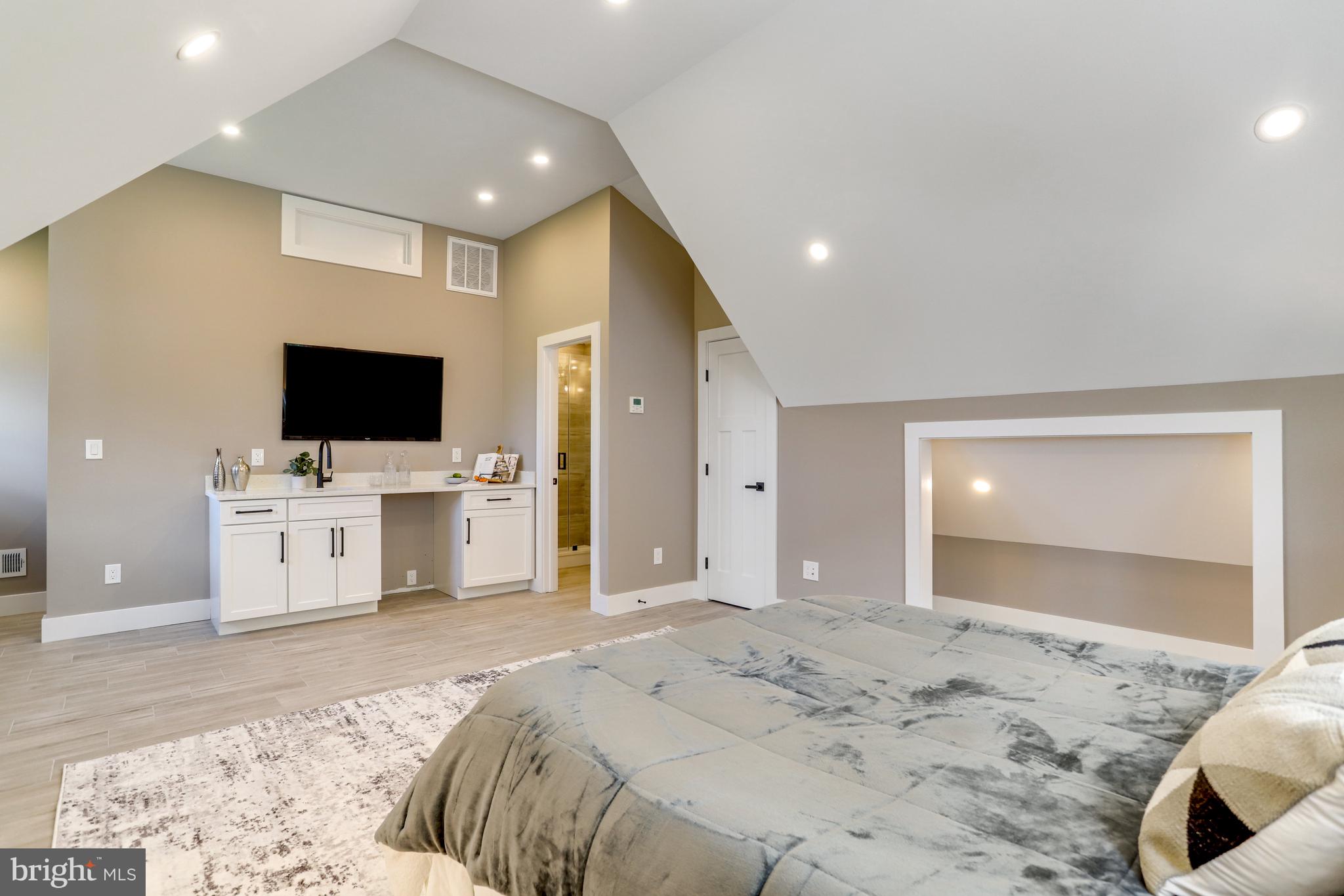 MADISON MANOR - Residential