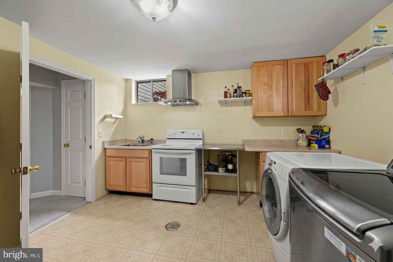 MONTGOMERY KNOLLS - Residential