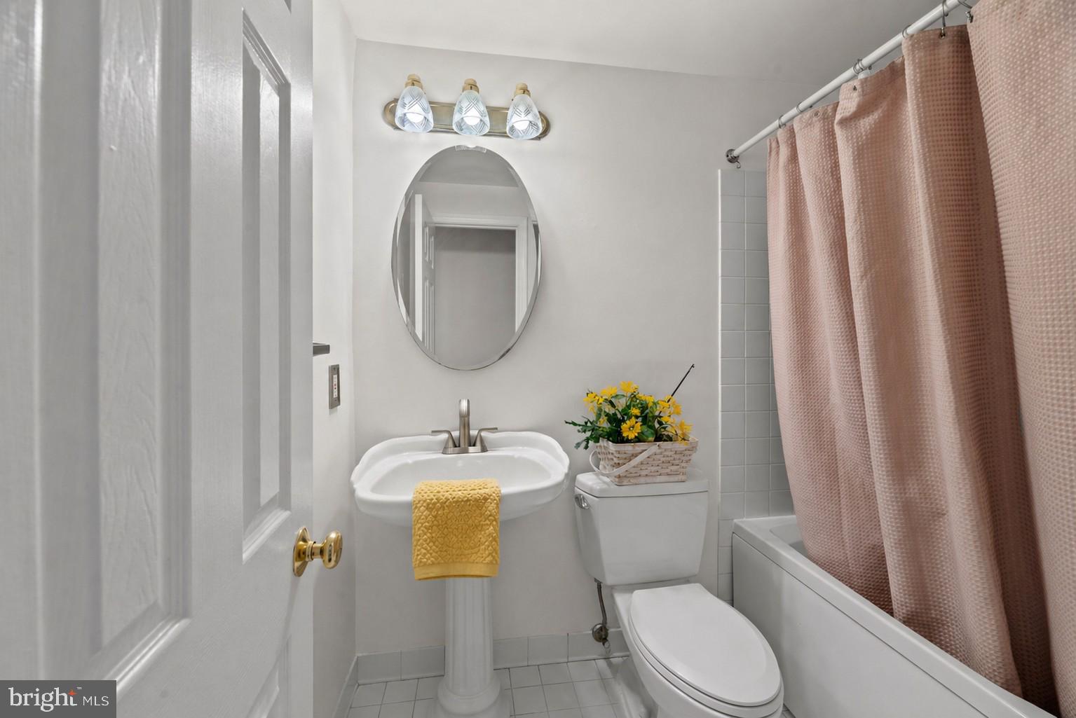 MONTGOMERY KNOLLS - Residential