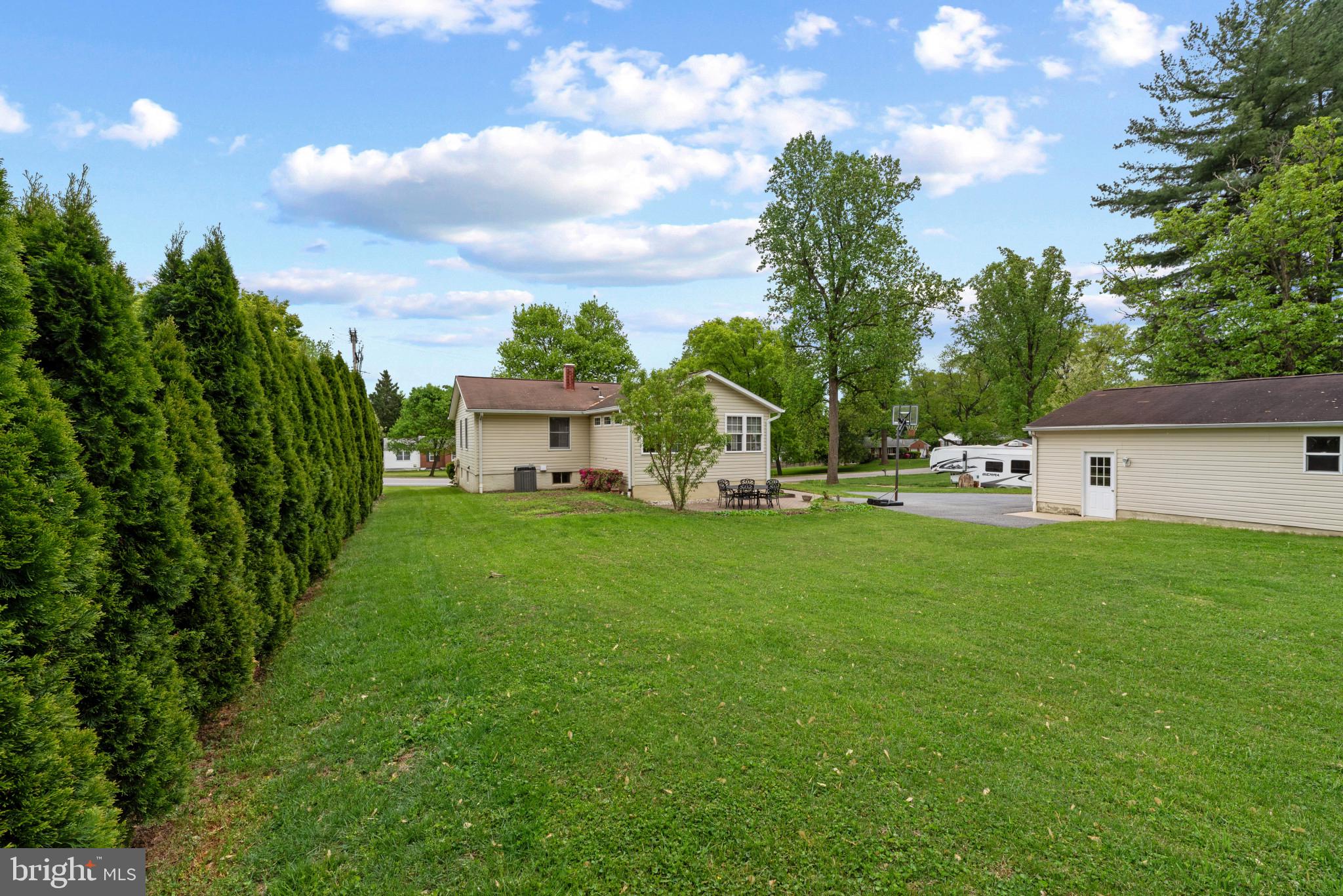 MONTGOMERY KNOLLS - Residential