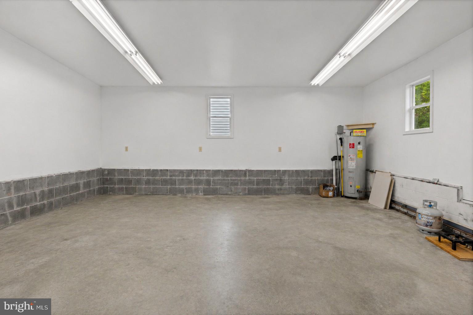 MONTGOMERY KNOLLS - Residential