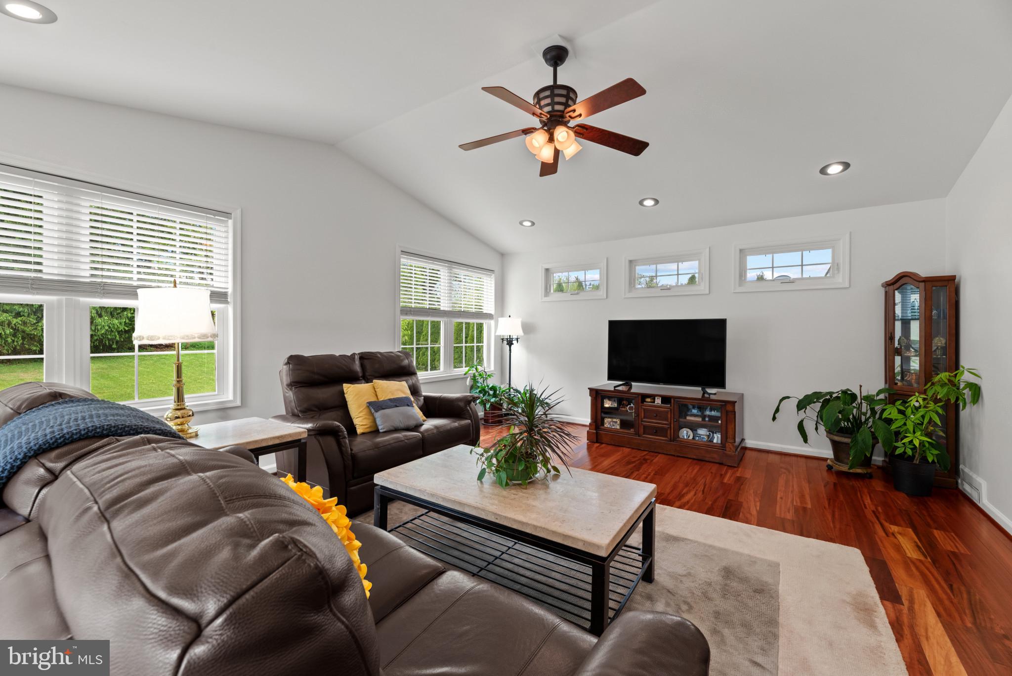 MONTGOMERY KNOLLS - Residential