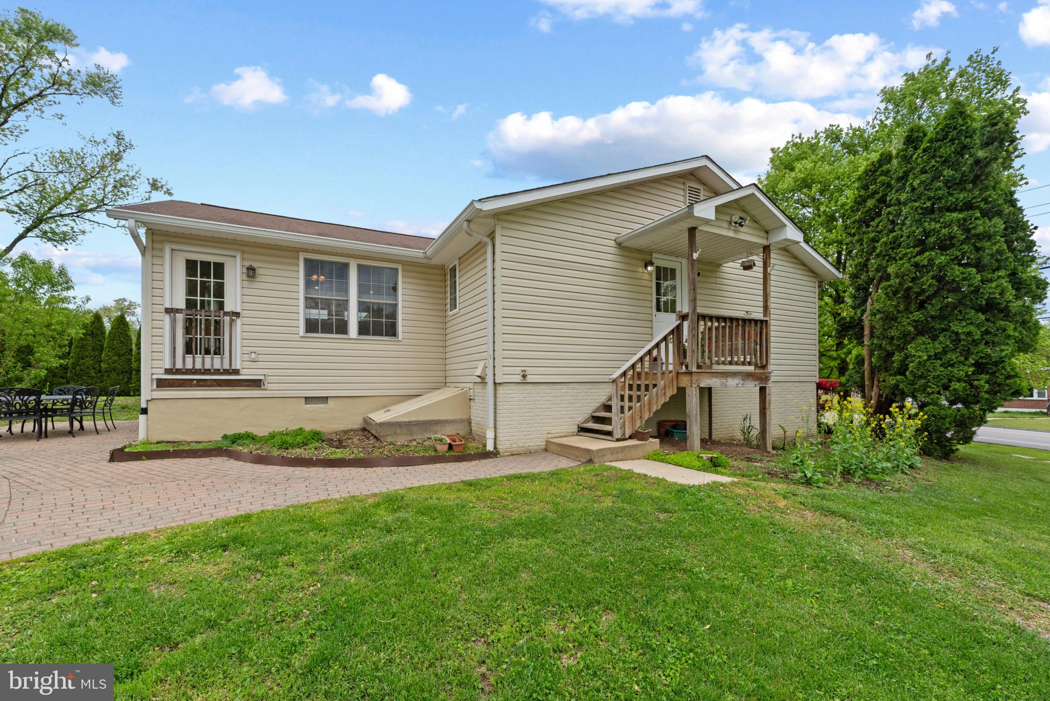 MONTGOMERY KNOLLS - Residential