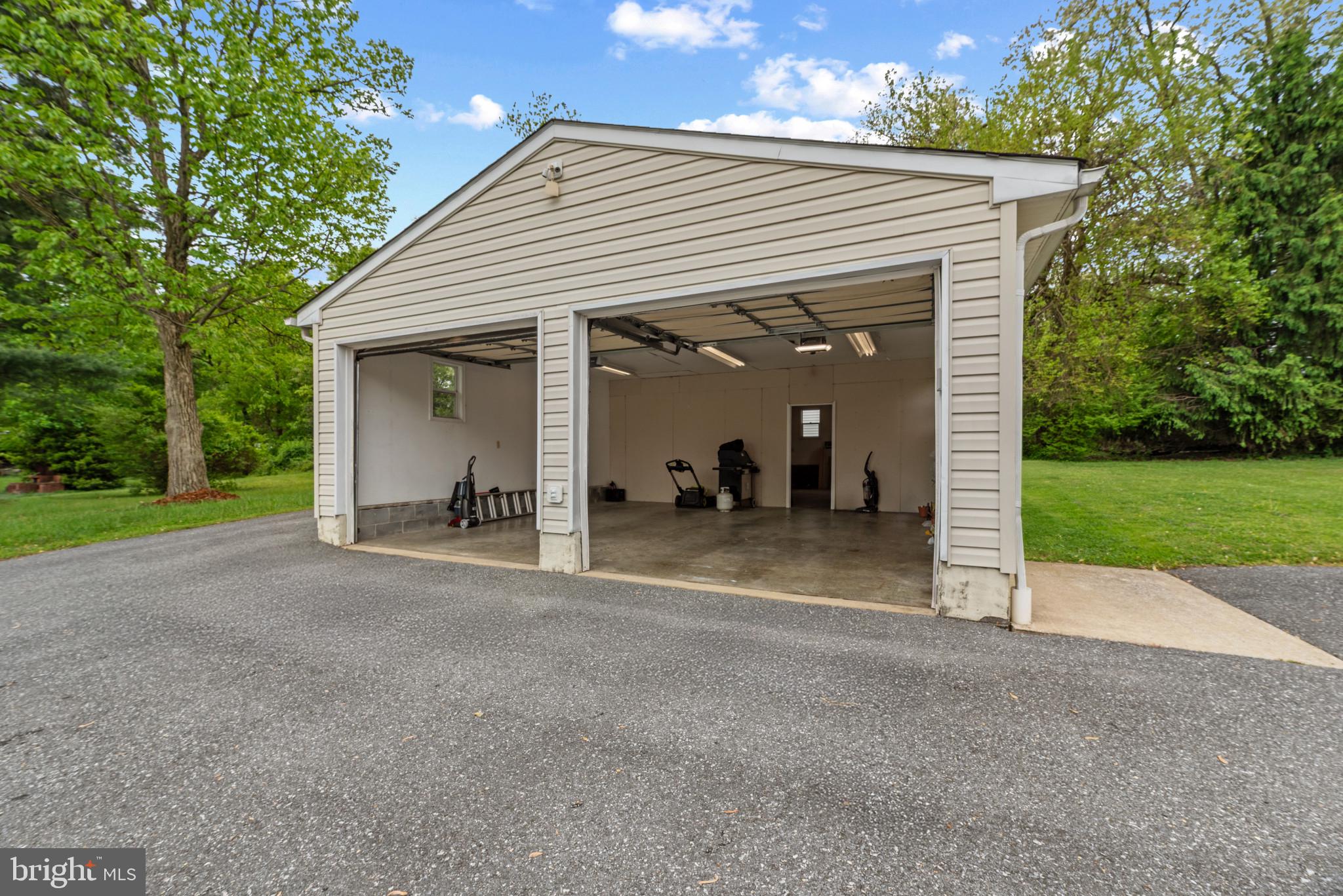 MONTGOMERY KNOLLS - Residential