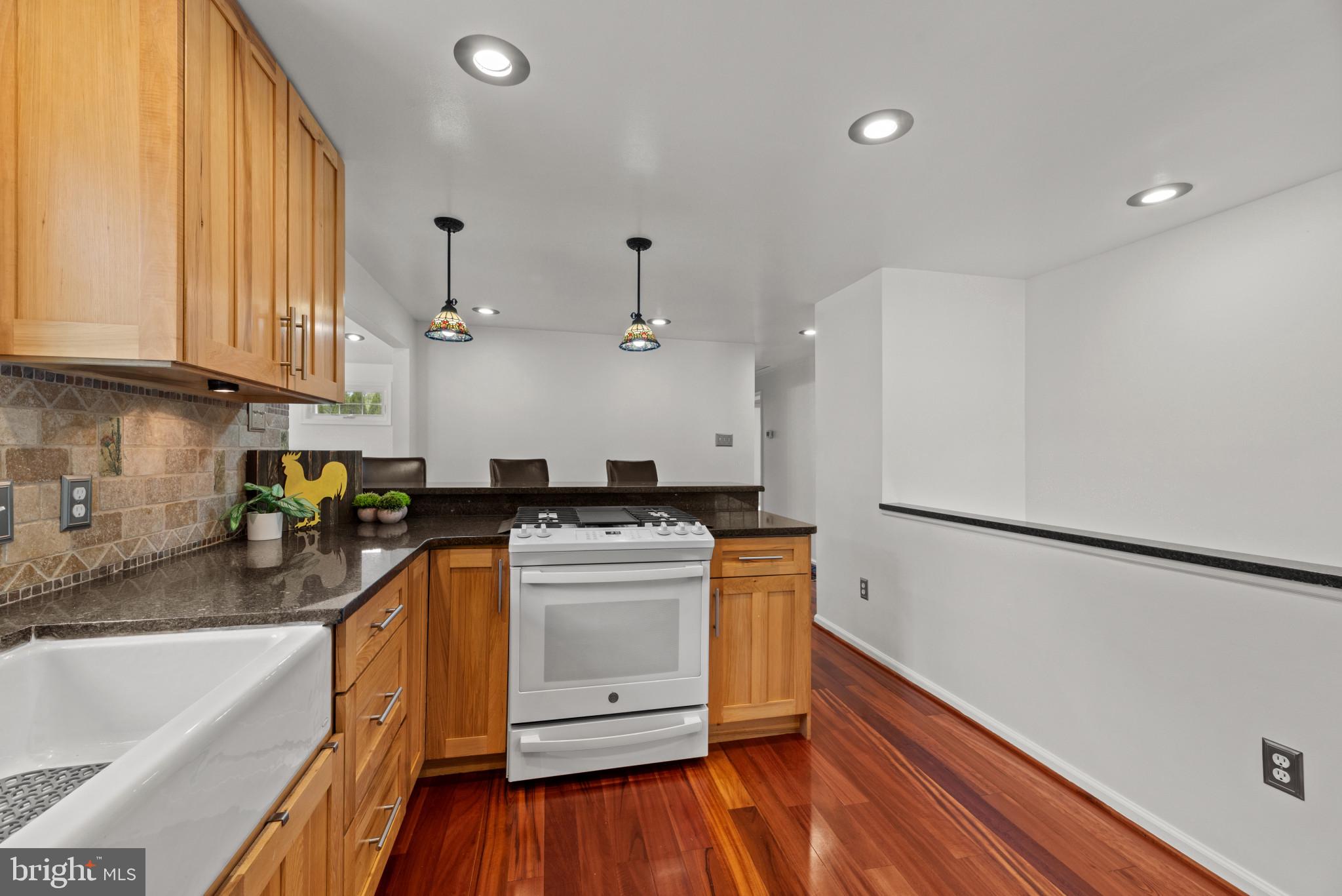 MONTGOMERY KNOLLS - Residential