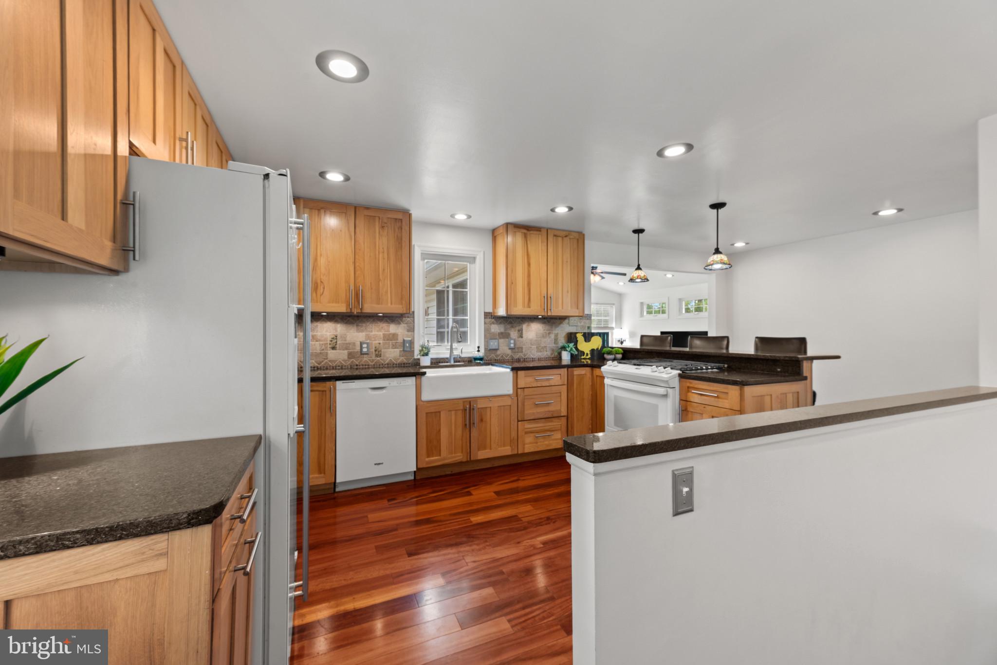 MONTGOMERY KNOLLS - Residential