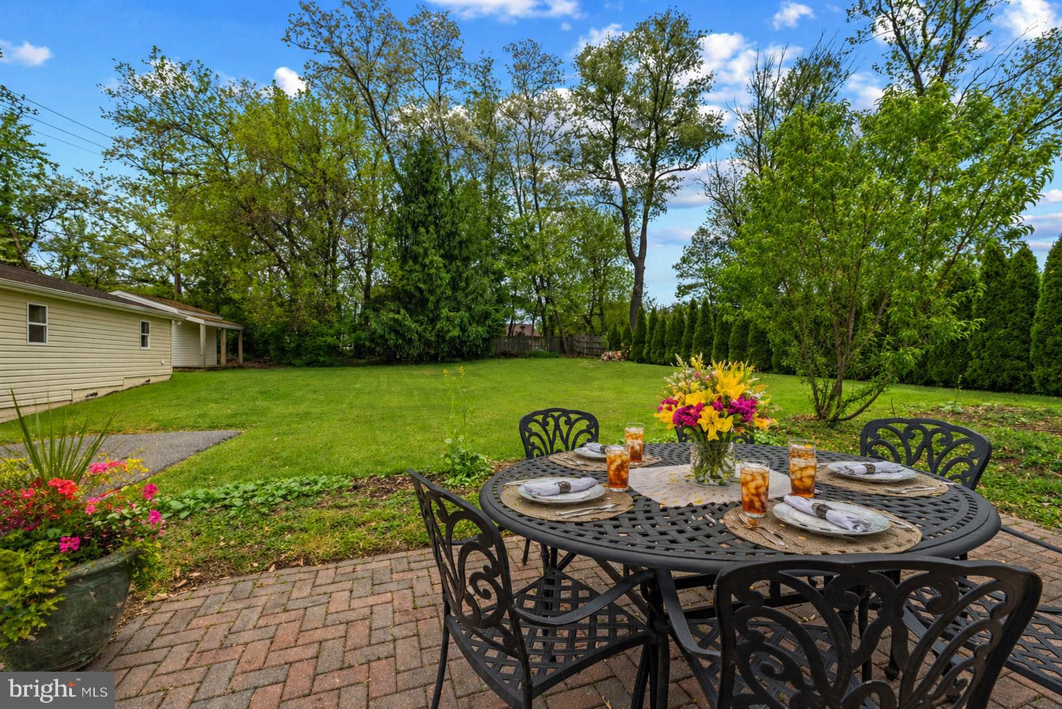 MONTGOMERY KNOLLS - Residential