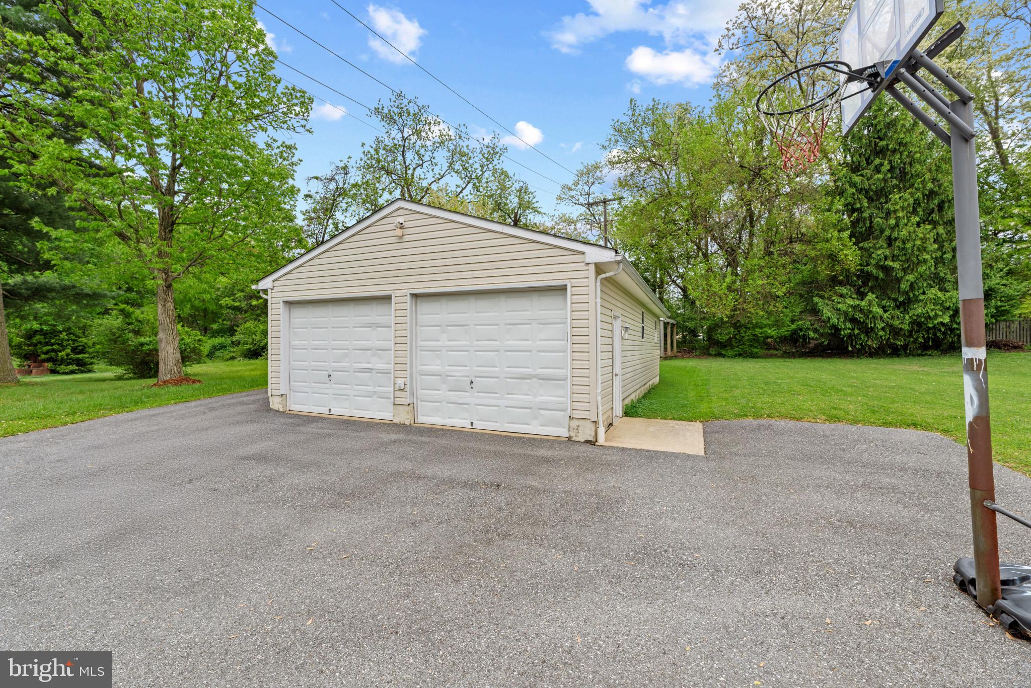 MONTGOMERY KNOLLS - Residential