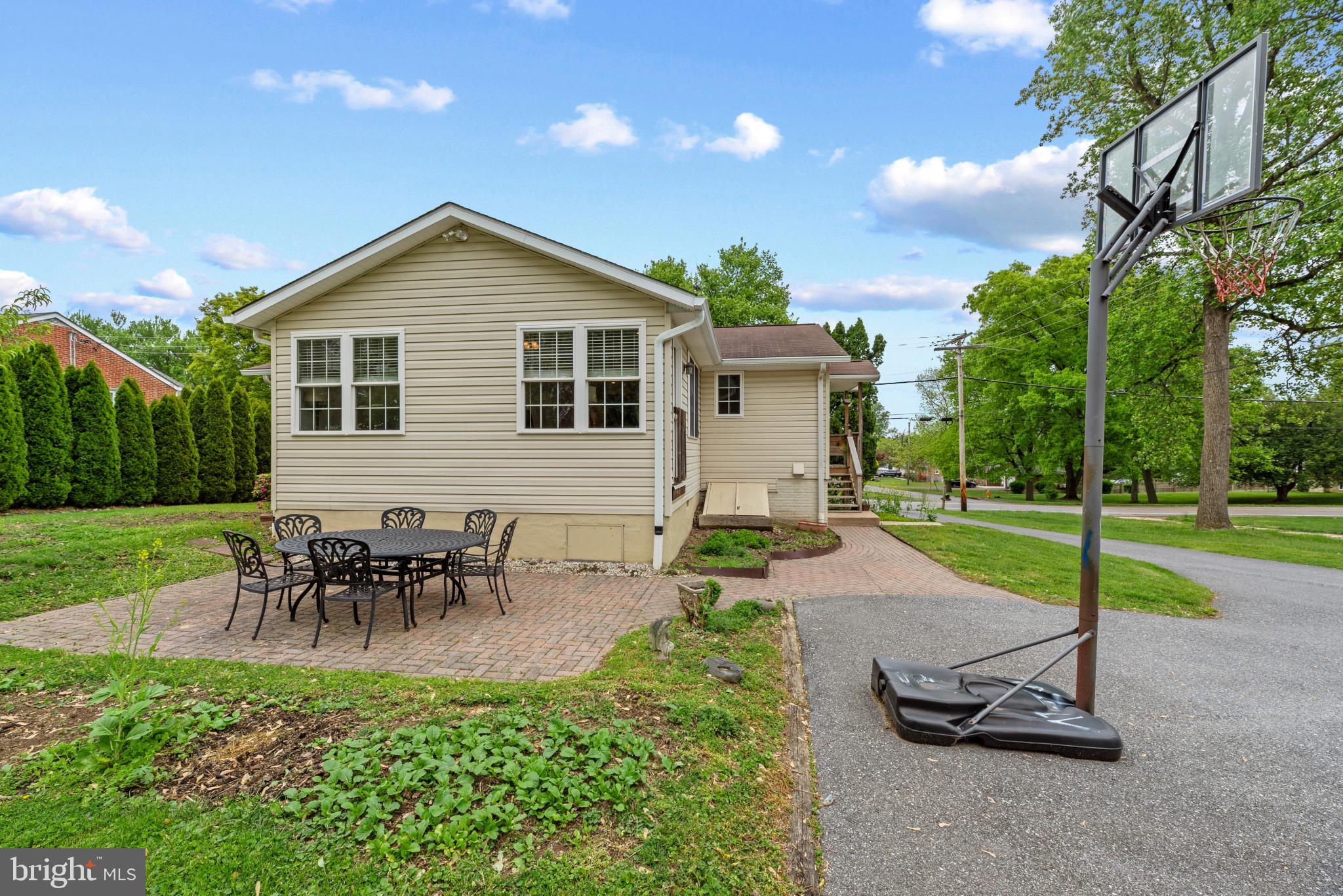 MONTGOMERY KNOLLS - Residential