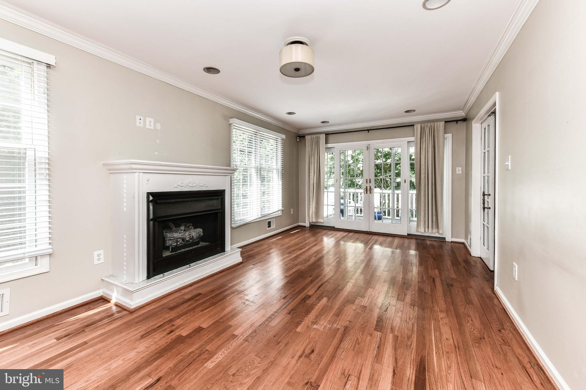 HOLLY KNOLL - Residential Lease