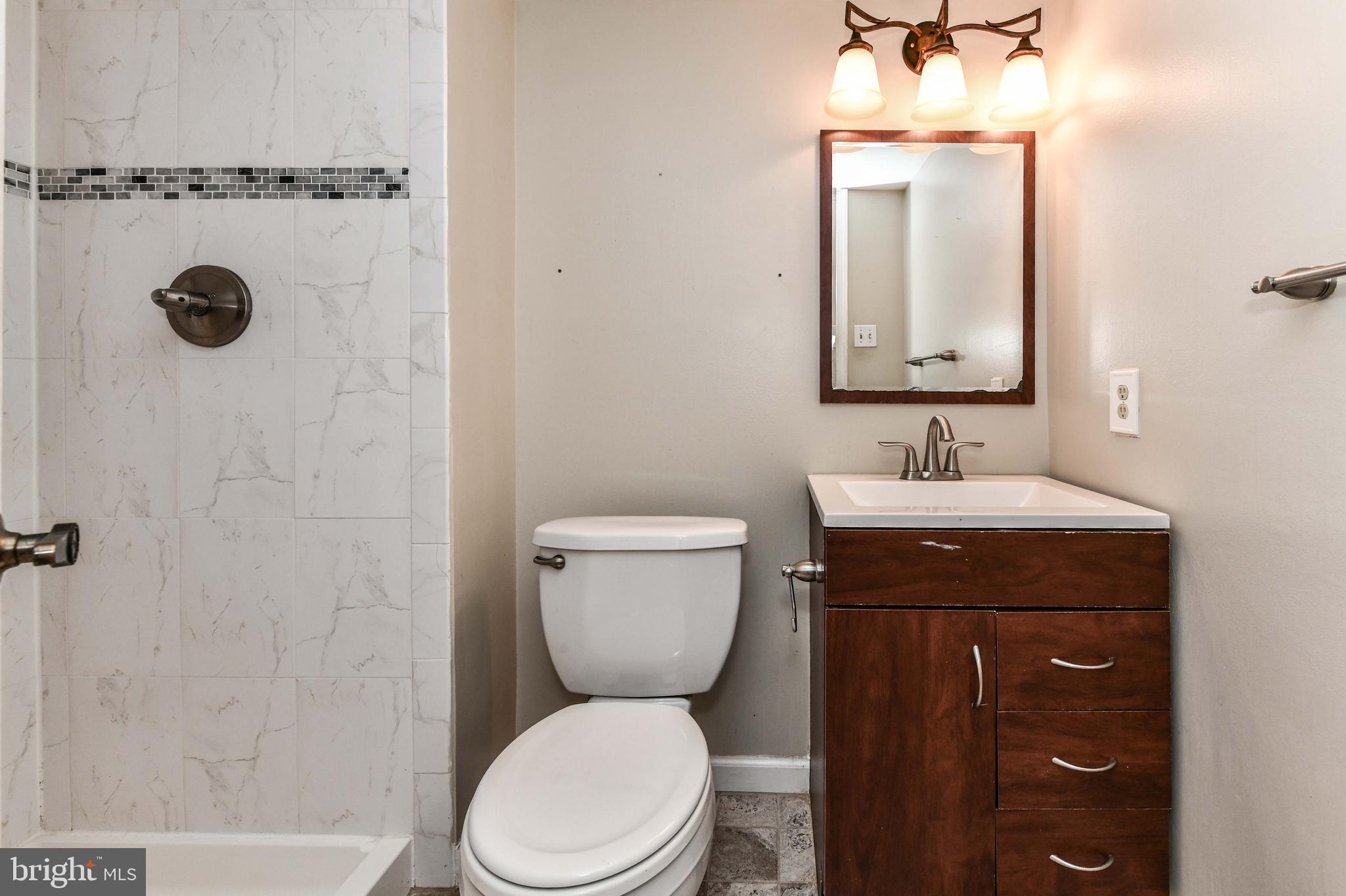 HOLLY KNOLL - Residential Lease