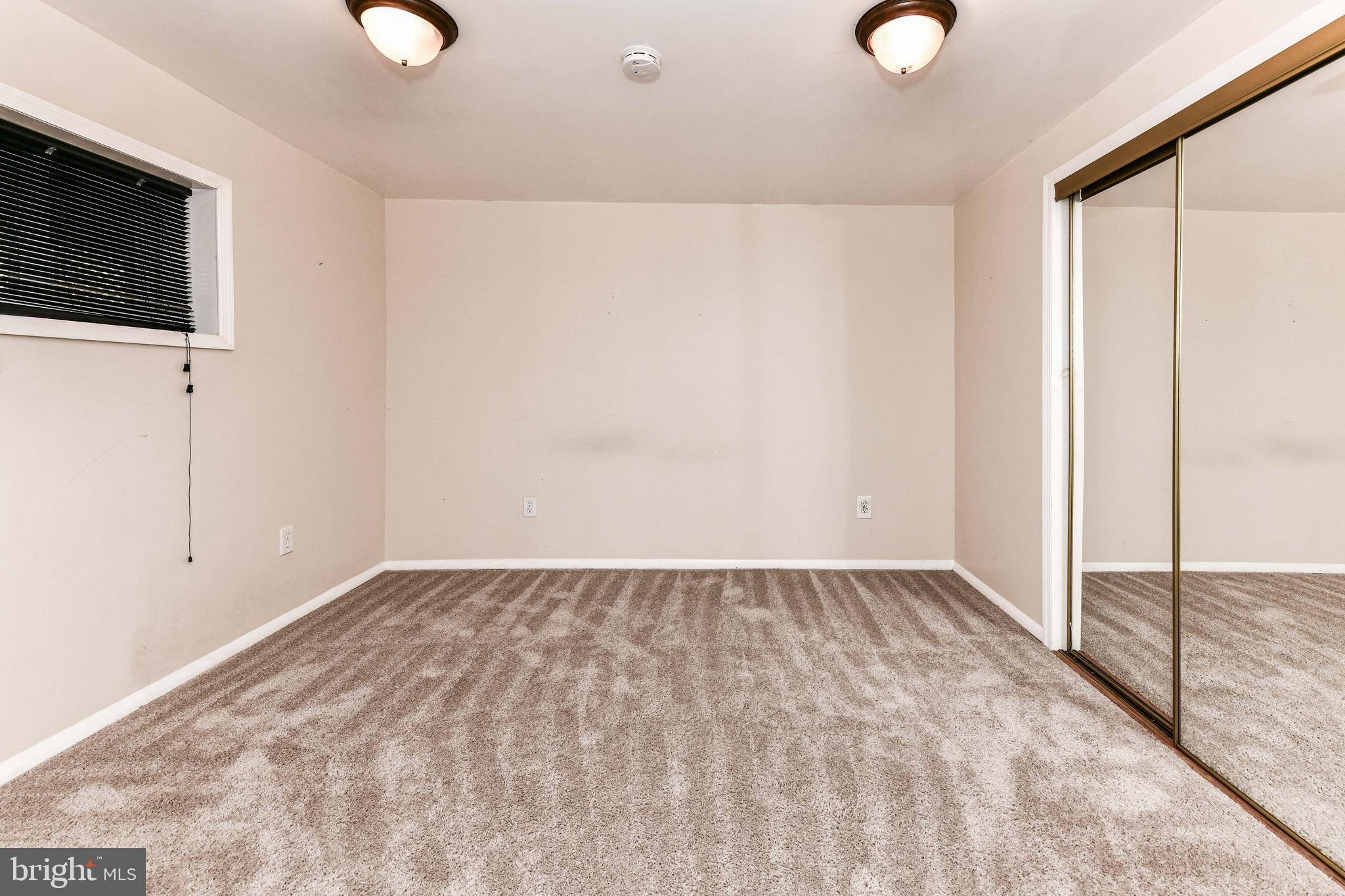 HOLLY KNOLL - Residential Lease