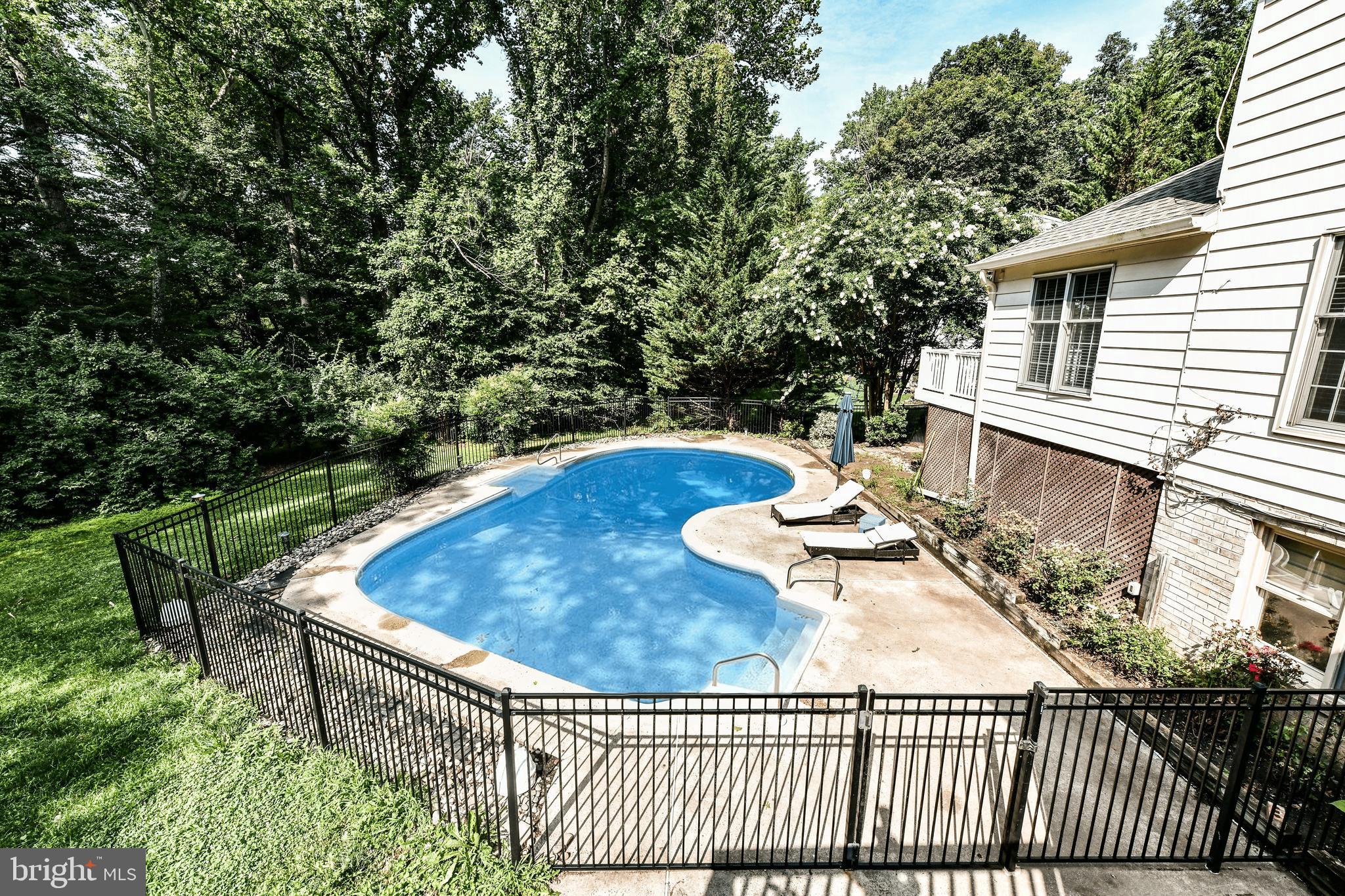 HOLLY KNOLL - Residential Lease