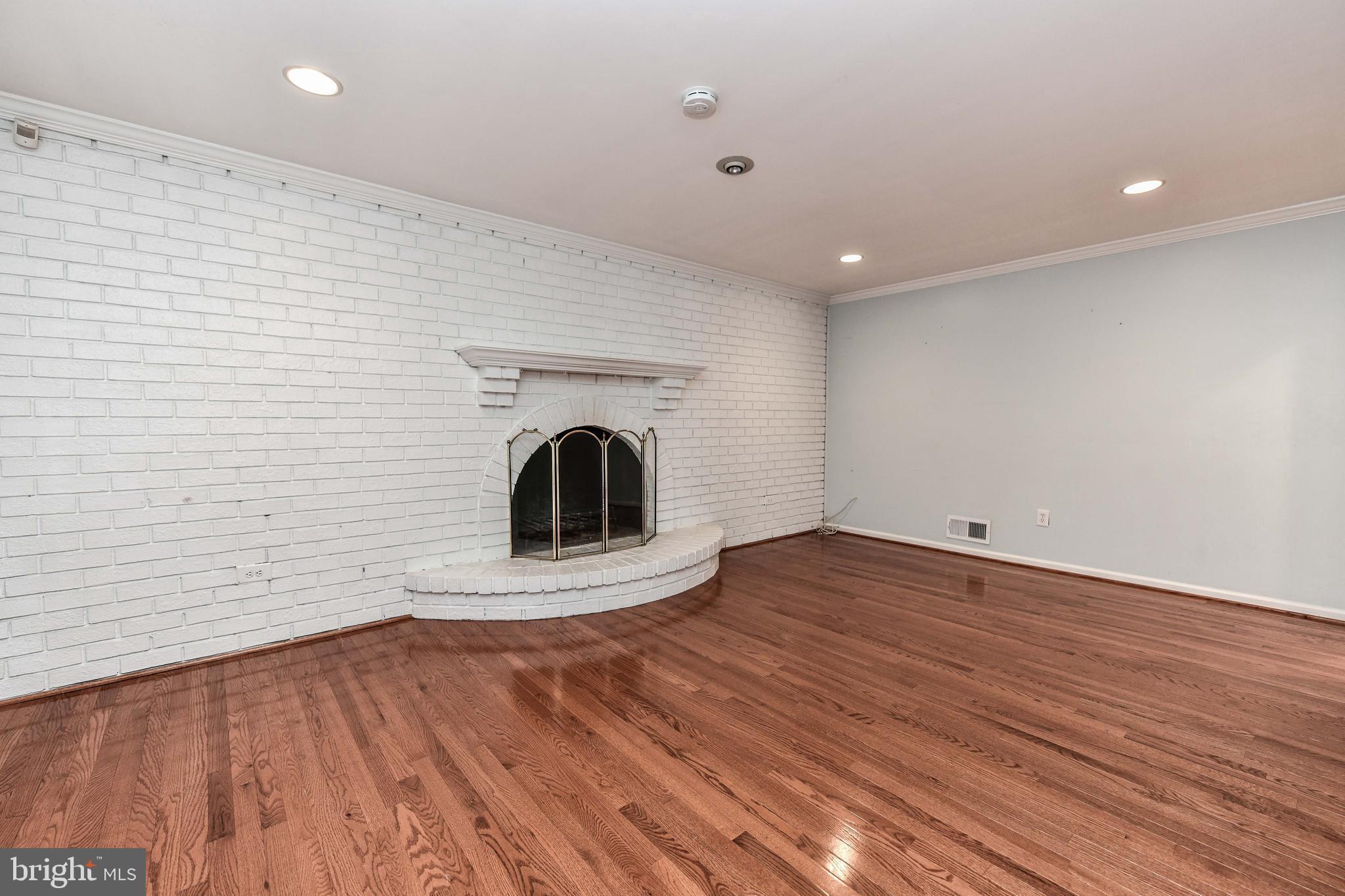 HOLLY KNOLL - Residential Lease