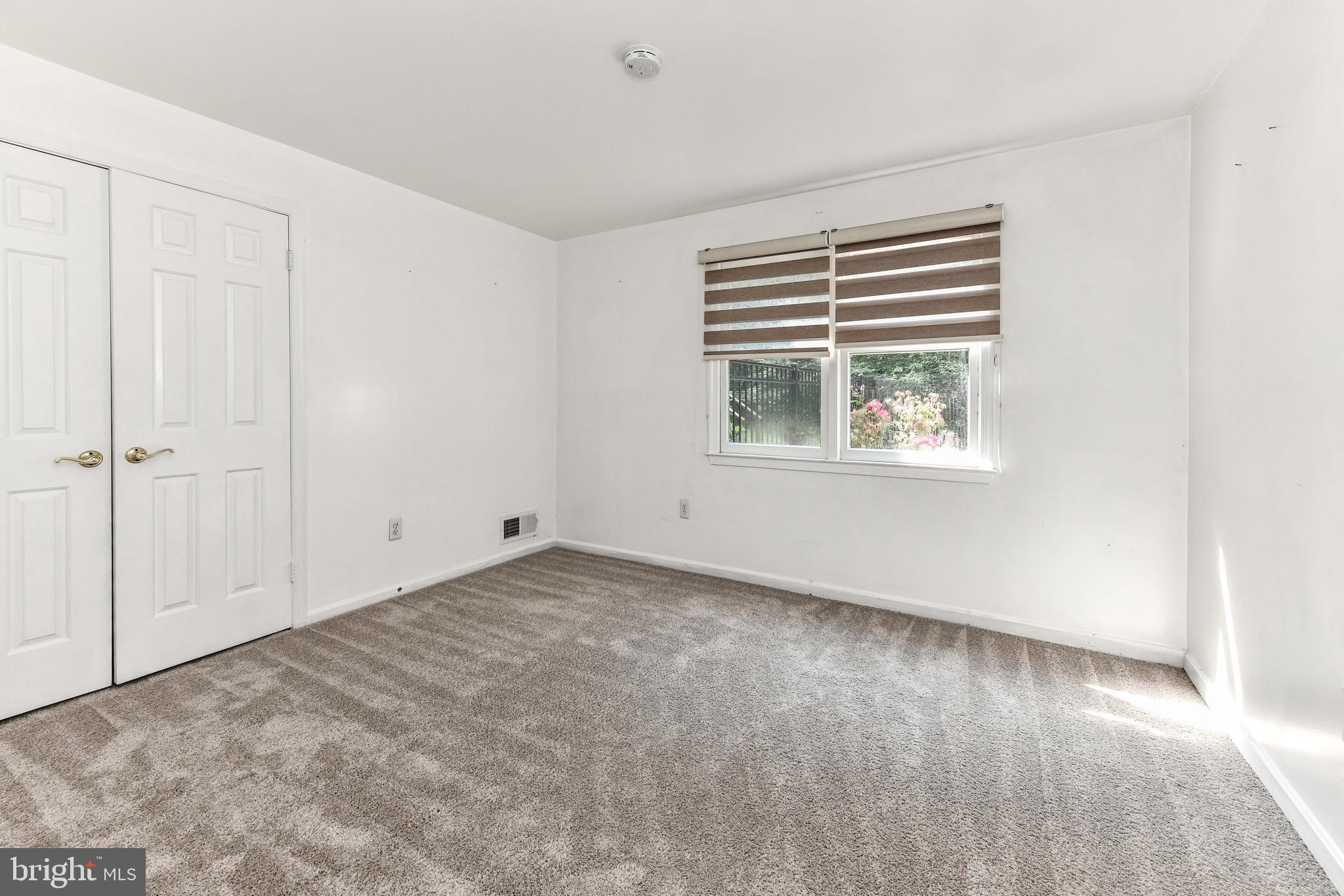 HOLLY KNOLL - Residential Lease