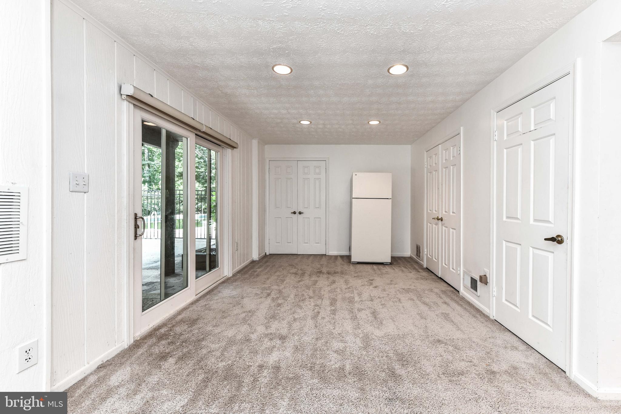 HOLLY KNOLL - Residential Lease