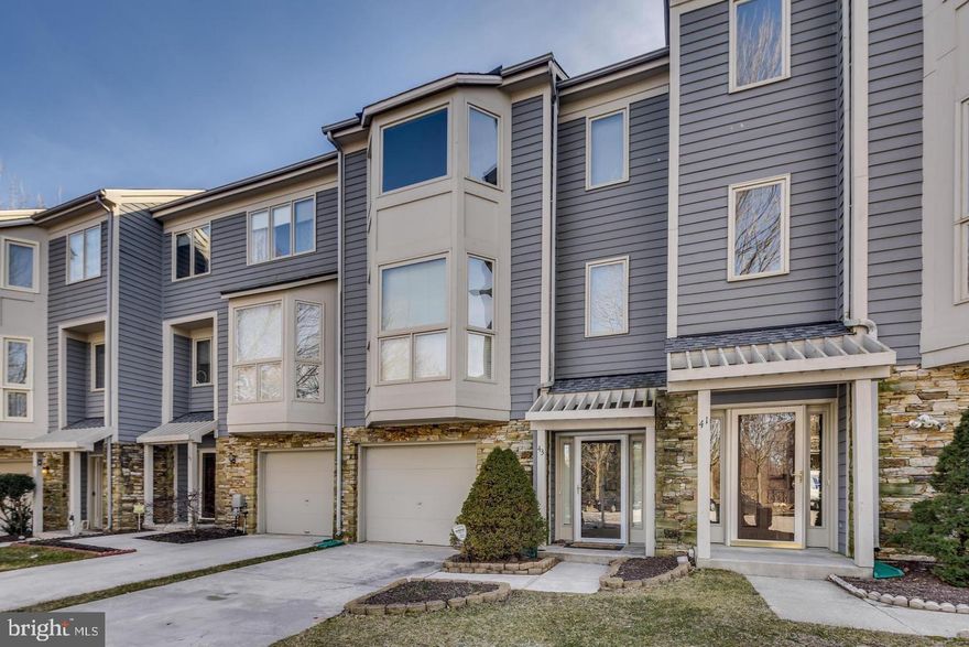 This sought-after Summit Chase home is conveniently located at the end of a court (perfect for privacy/ little to no "thru traffic"!) and is l ocated just across Green Summit Road from the pool and Summit Park Elementary School!  Featuring a bath on every level and beautiful hardwood floors on the Kitchen/Living Room level. Bright Kitchen w/ granite counters and stainless appliances and a spacious Owners' Suite w/ vaulted ceiling, walking closet w/ organizer and dual sink Primary Bath w/ soaking tub and stall shower.  Easy attached garage parking.