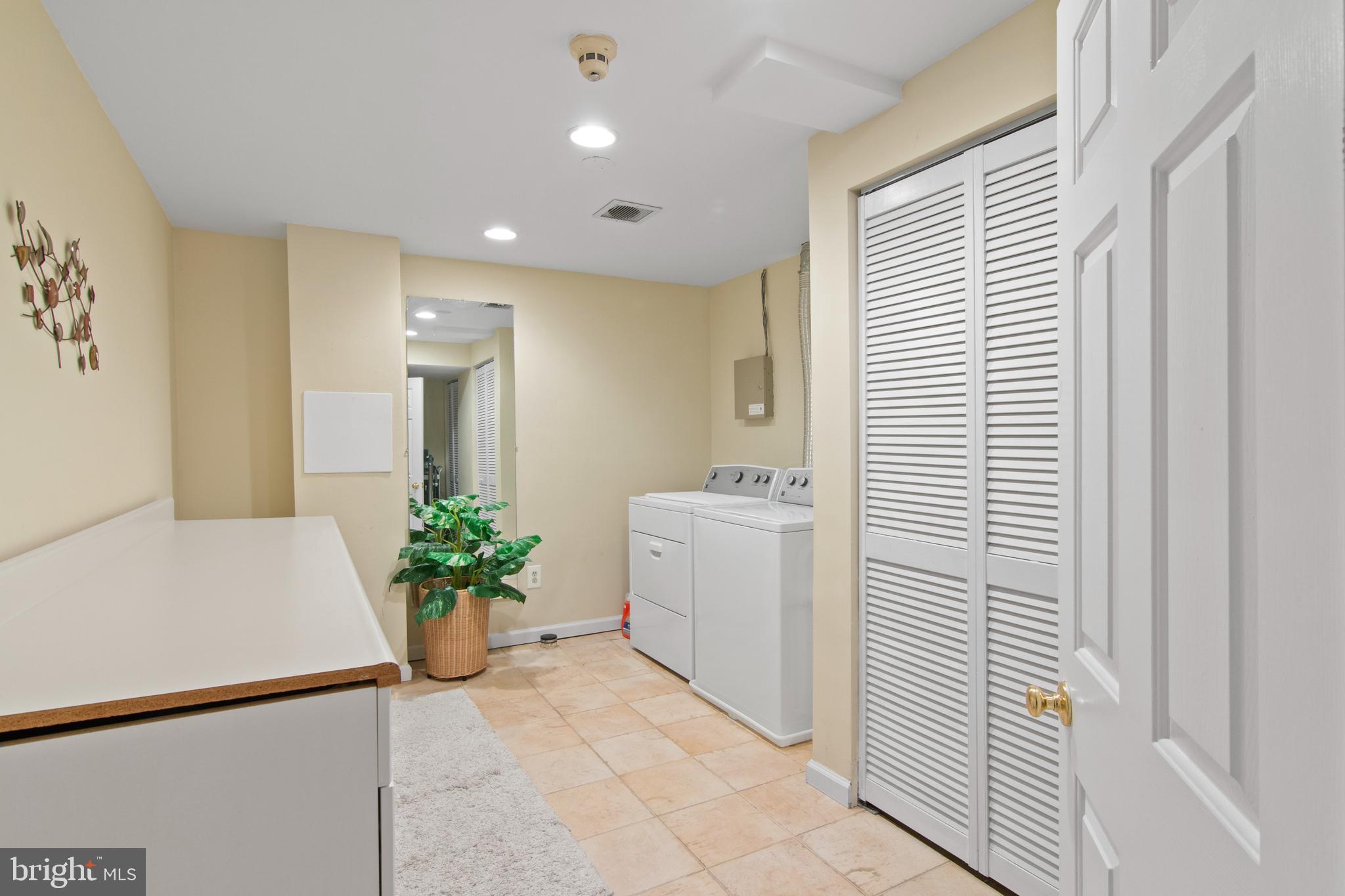 WHITE OAK MANOR - Residential