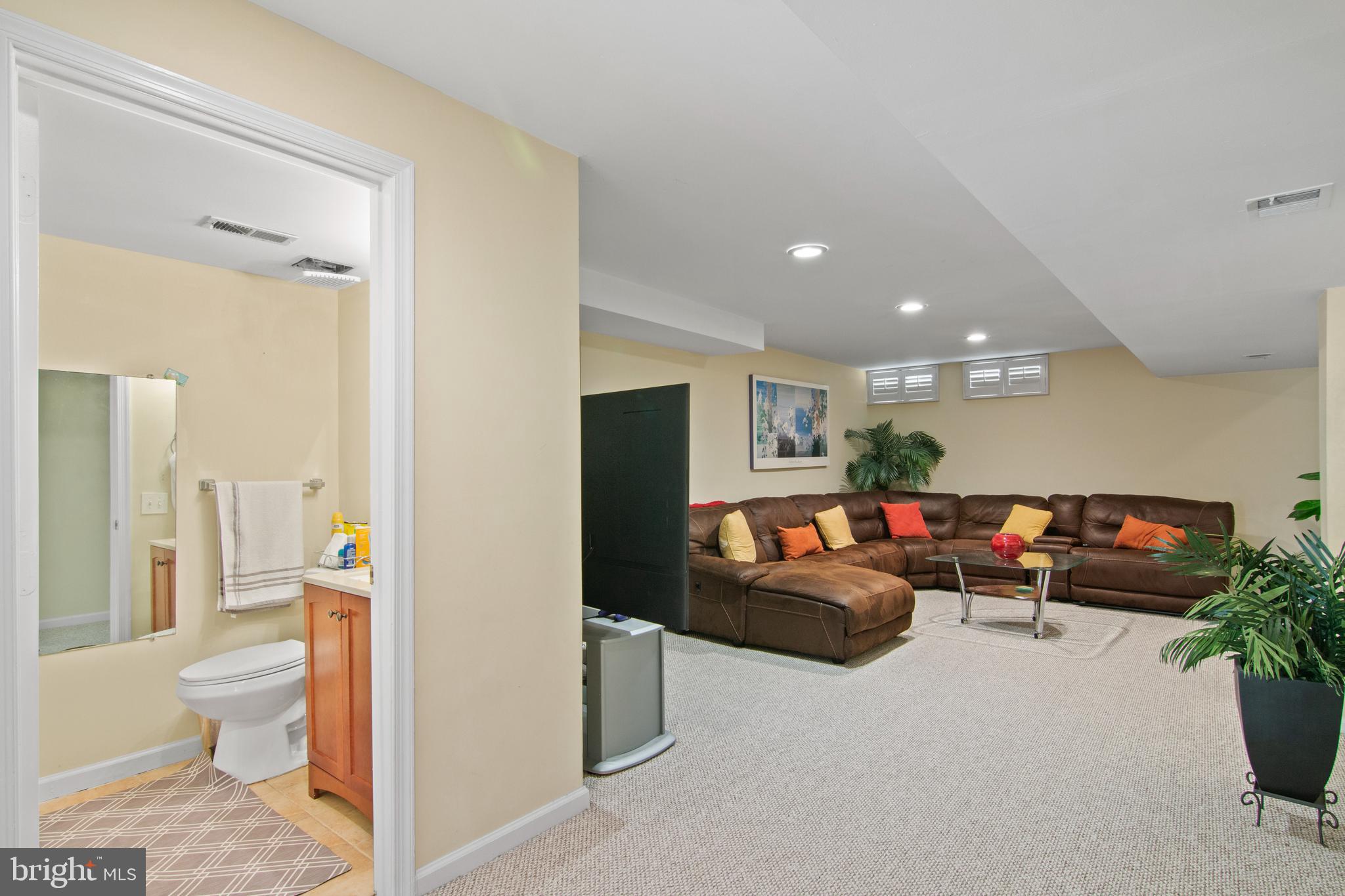 WHITE OAK MANOR - Residential