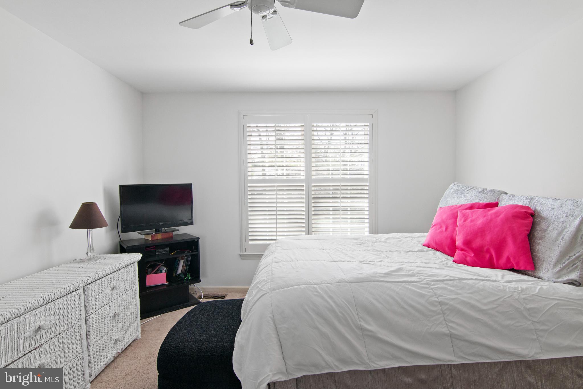 WHITE OAK MANOR - Residential