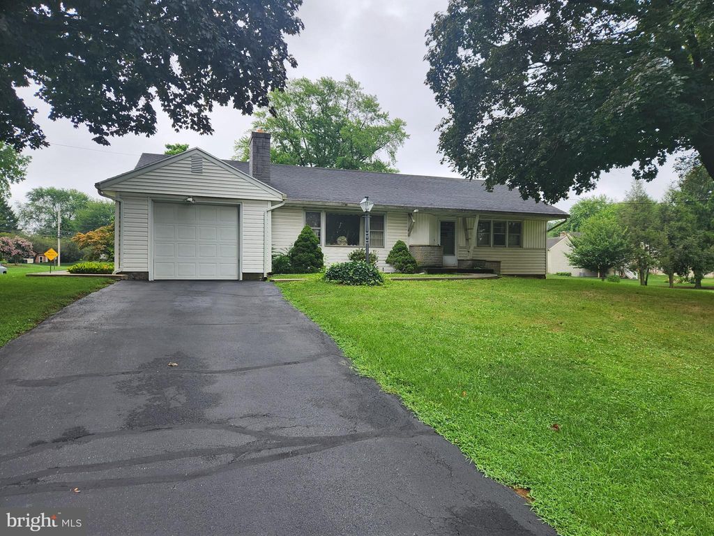 Photo of 613 Woodcrest Avenue, Lititz, PA 17543 (MLS # PALA2056330)