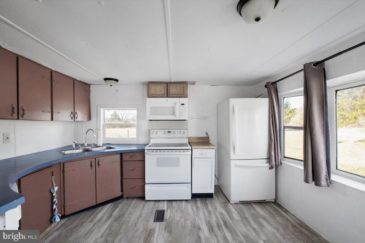 HANGING ROCK - Residential