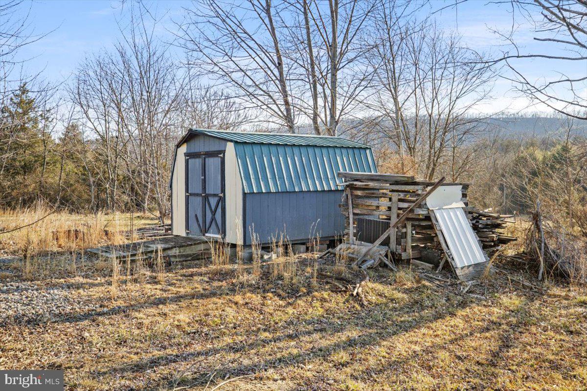 HANGING ROCK - Residential