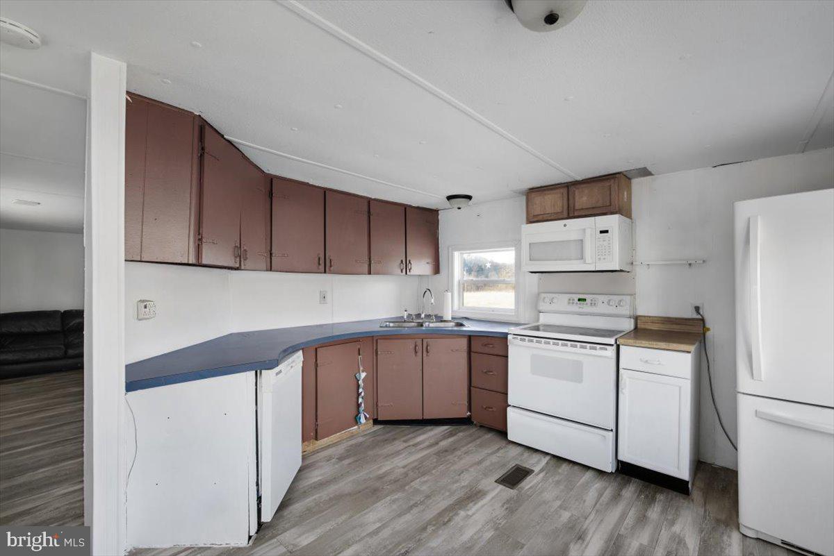 HANGING ROCK - Residential