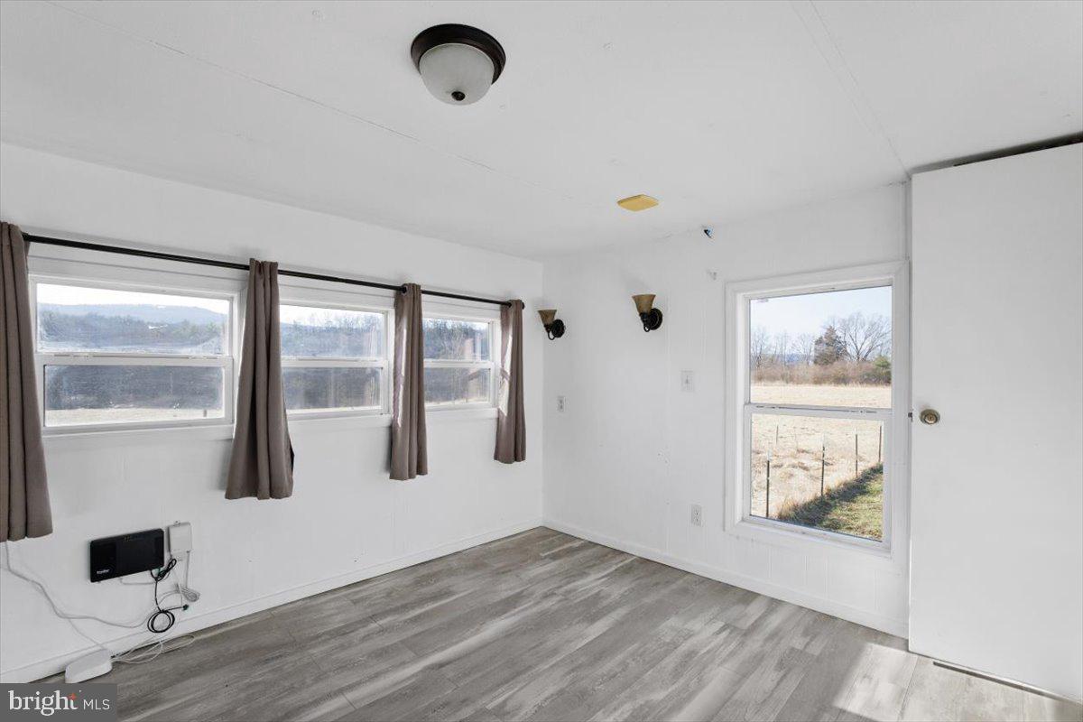 HANGING ROCK - Residential