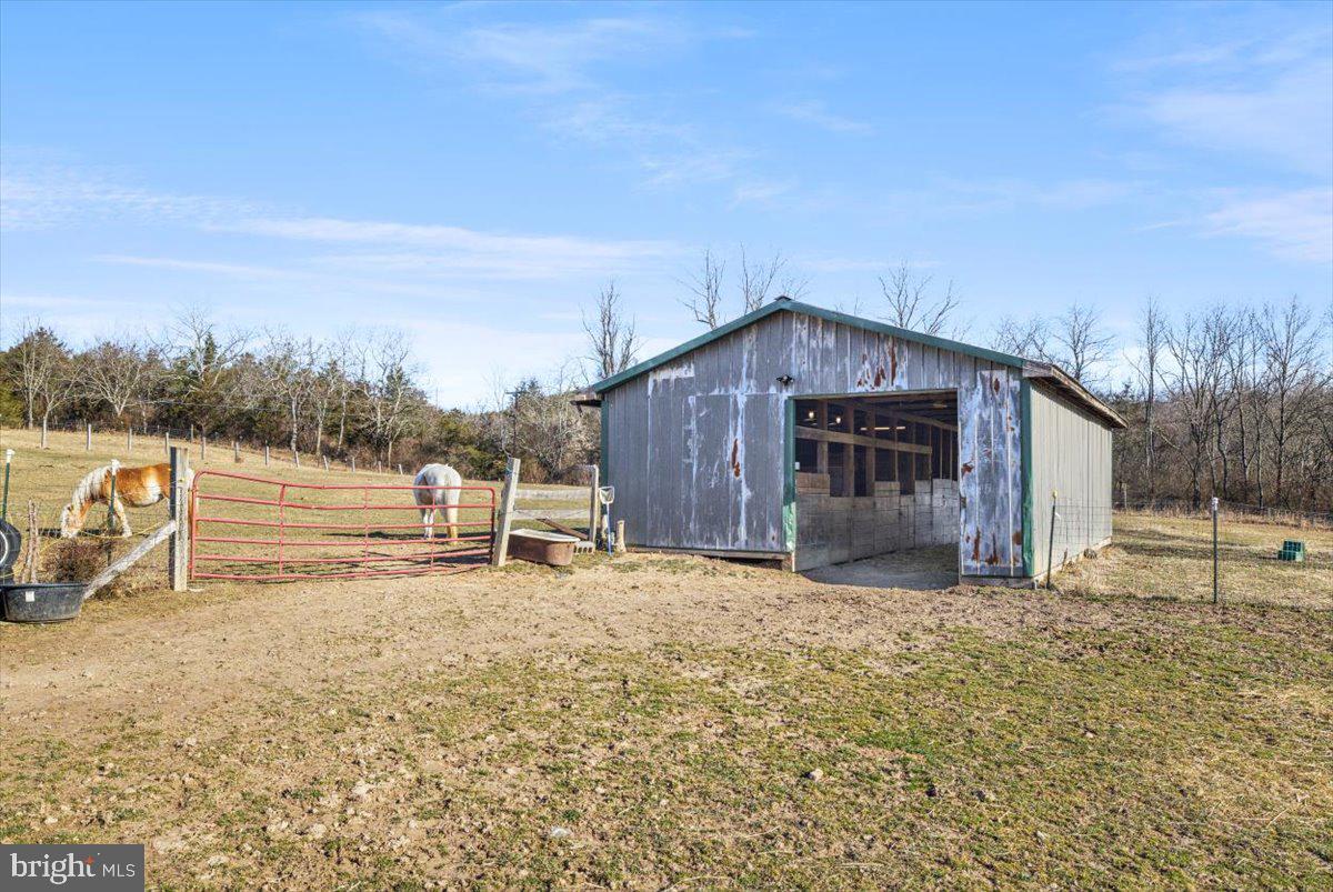 HANGING ROCK - Residential