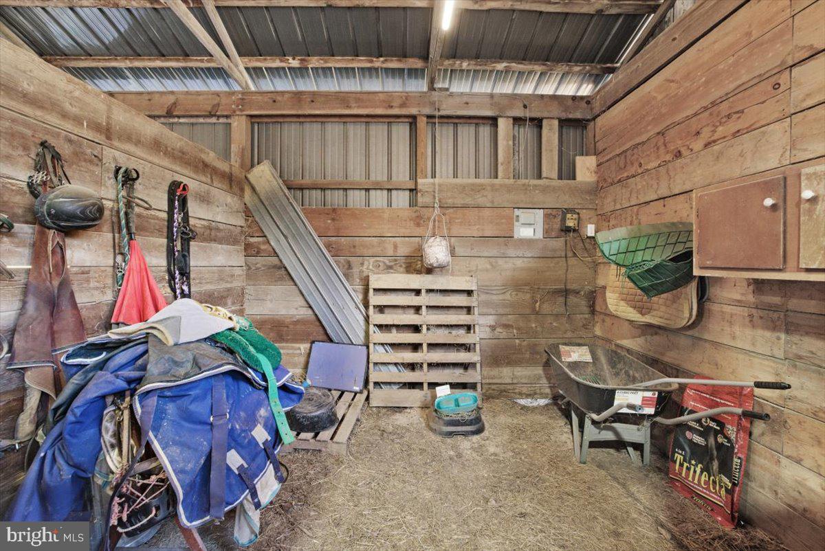 HANGING ROCK - Residential