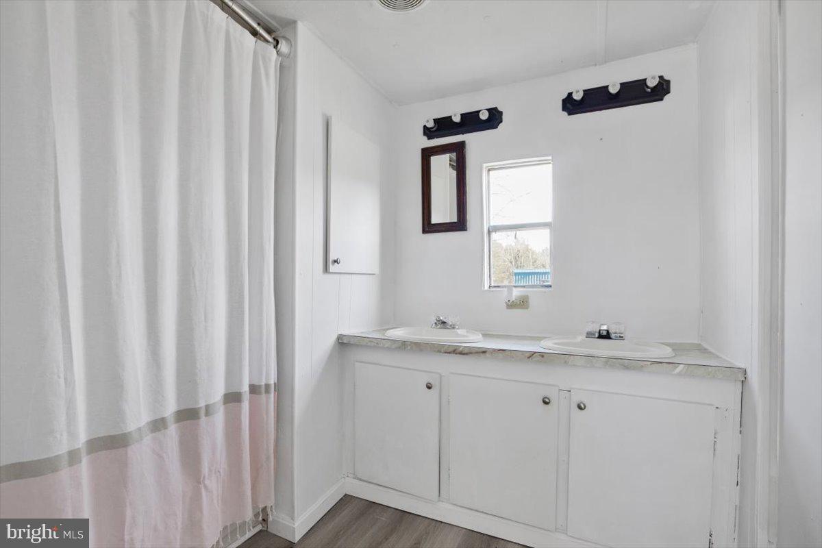 HANGING ROCK - Residential