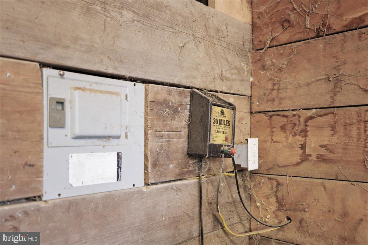 HANGING ROCK - Residential