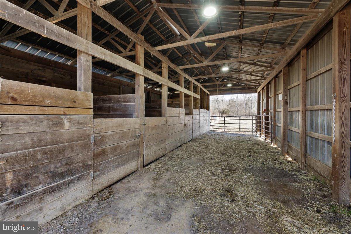 HANGING ROCK - Residential