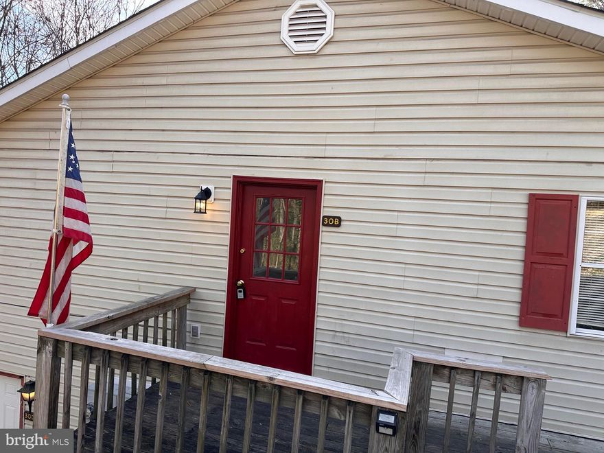 Great location!  2 bedroom / 1 bathroom apartment with central heat and air conditioning in quiet setting close to downtown Berkeley Springs.