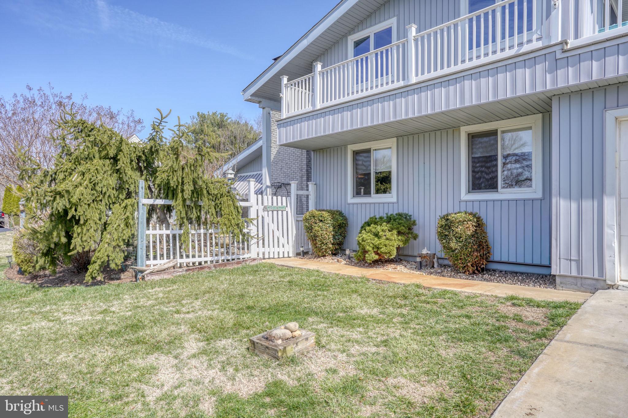 ROLLING HILLS - Residential