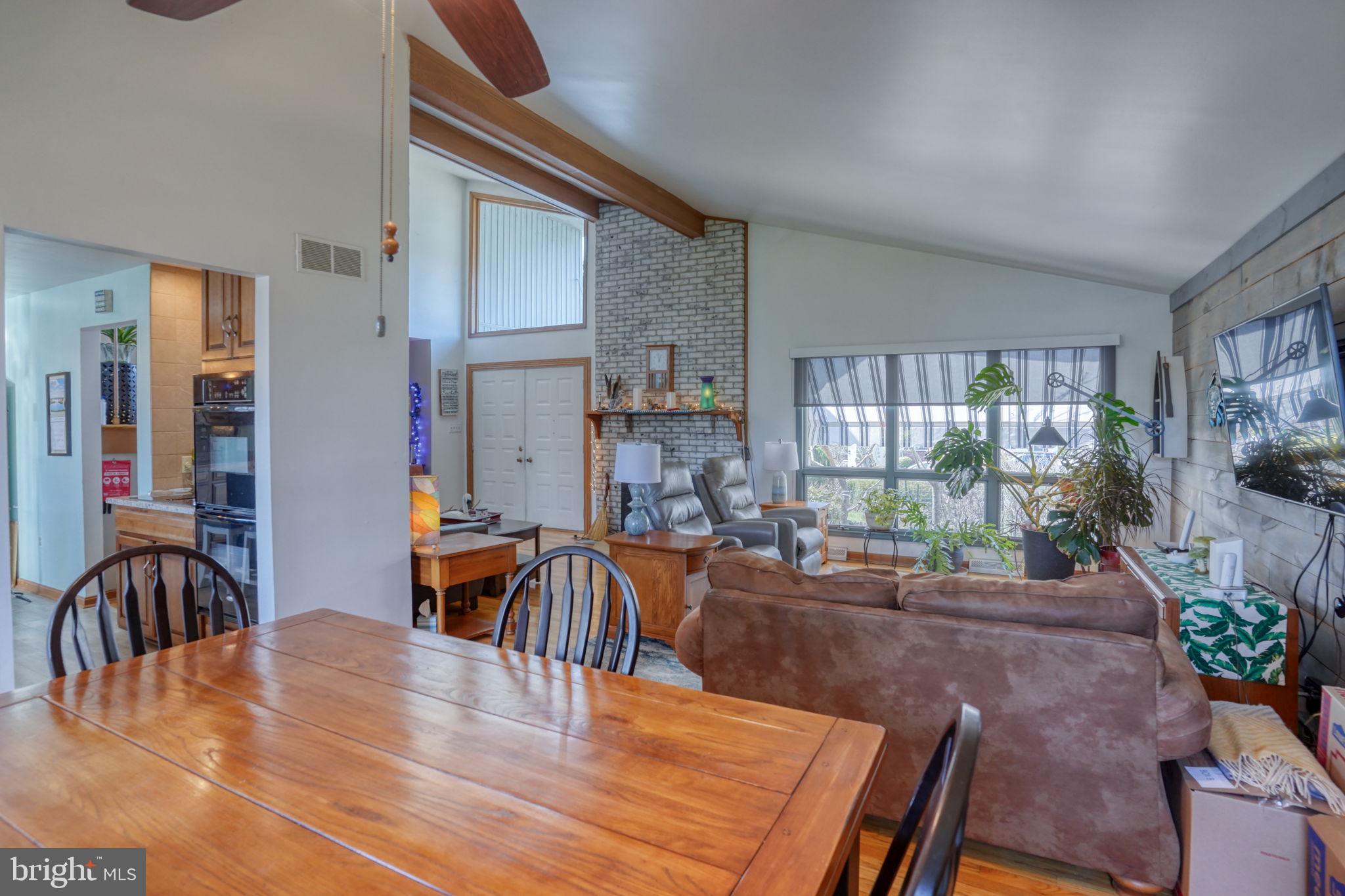 ROLLING HILLS - Residential