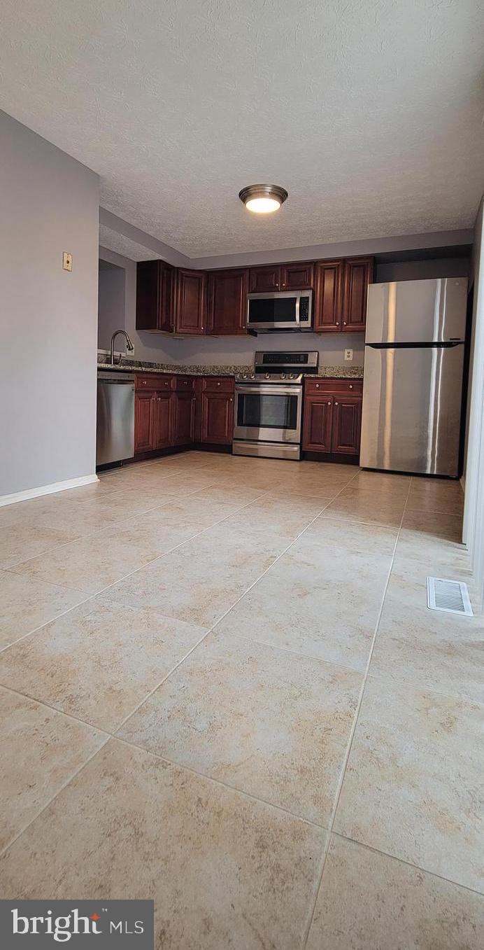 OAK POND TOWNHOU - Residential Lease