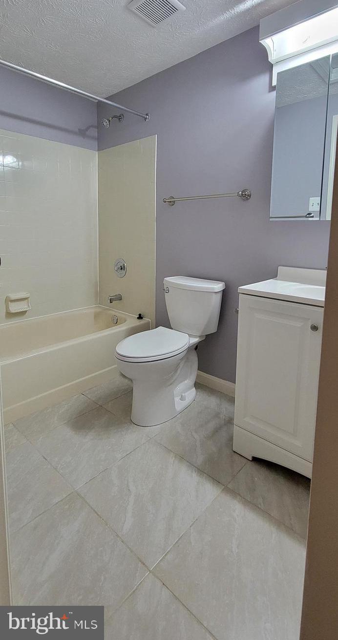 OAK POND TOWNHOU - Residential Lease