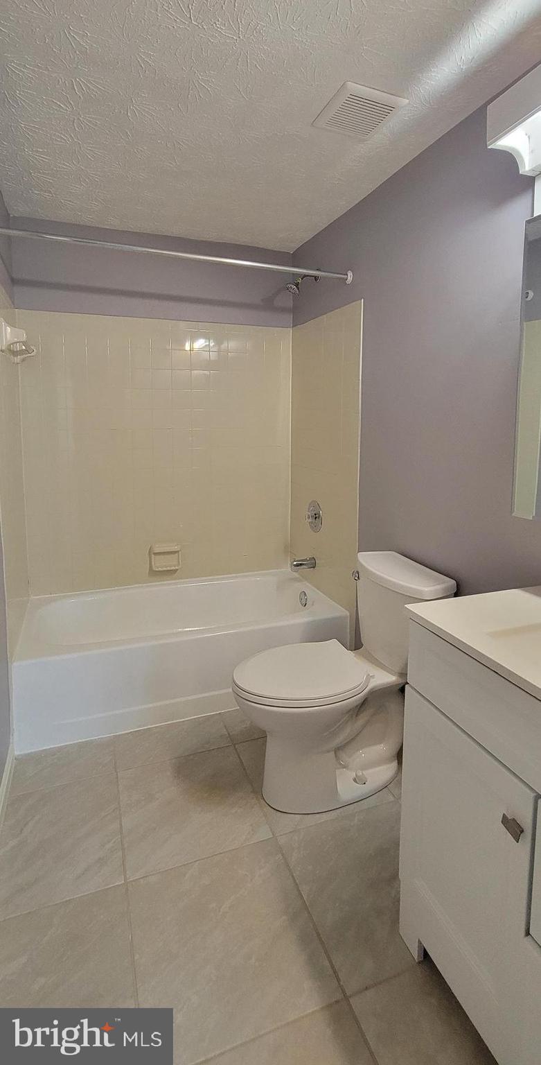 OAK POND TOWNHOU - Residential Lease