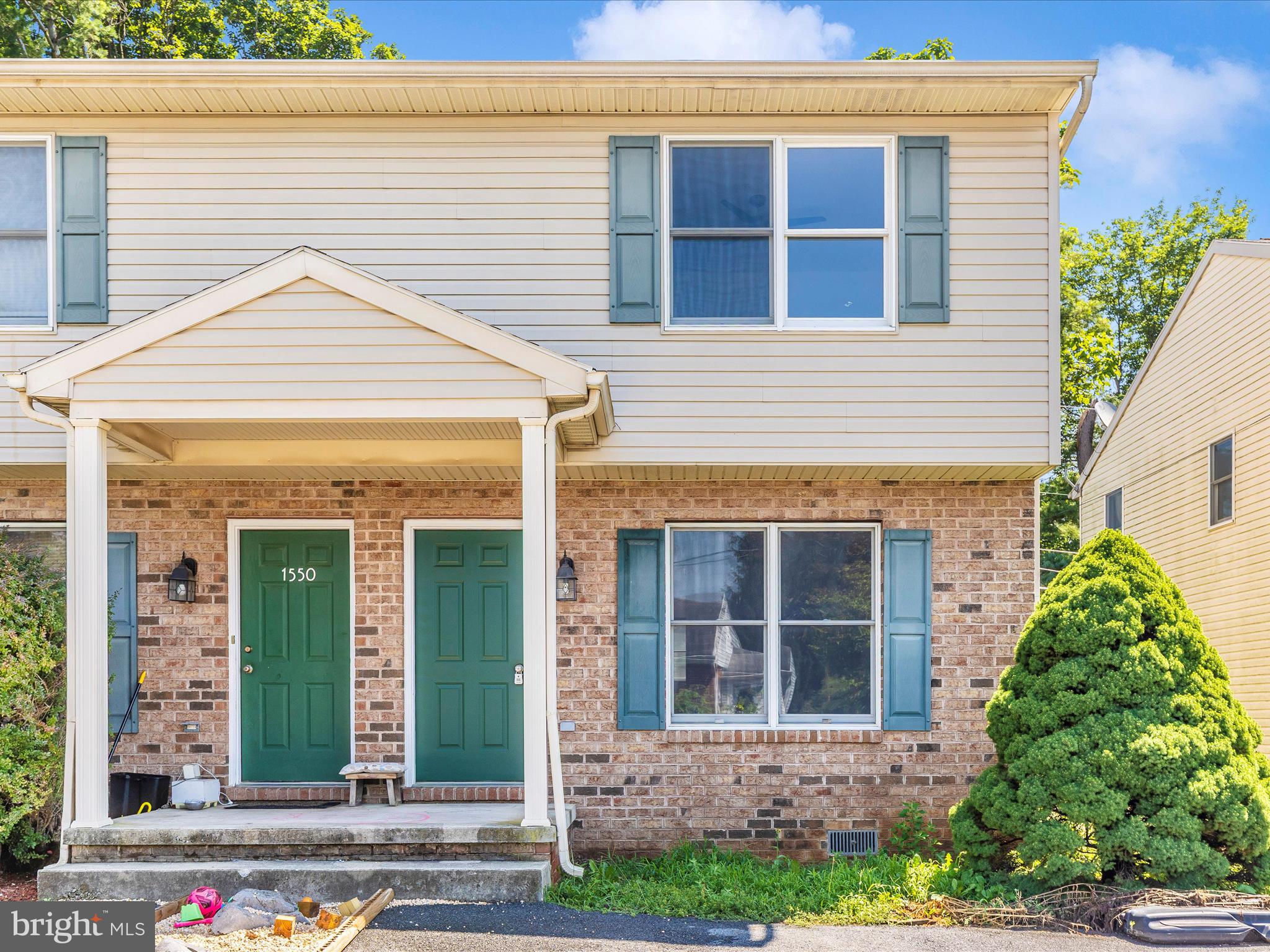 Fantastic property with off-street parking and a shaded and private backyard. Large family room with NEW hardwood floors and a huge Kitchen to entertain in. This is a wonderful property very close to commuter routes. Hurry won't last. Landlords will require strong credit and income.